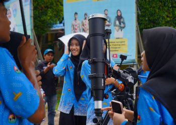 Membumikan Sains, Itera Ajak Siswa SMAN 1 Padang Cermin Amati Matahari Gunakan Teleskop