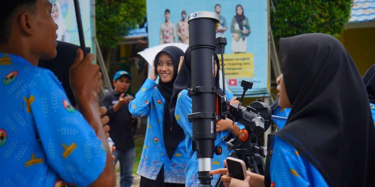 Membumikan Sains, Itera Ajak Siswa SMAN 1 Padang Cermin Amati Matahari Gunakan Teleskop