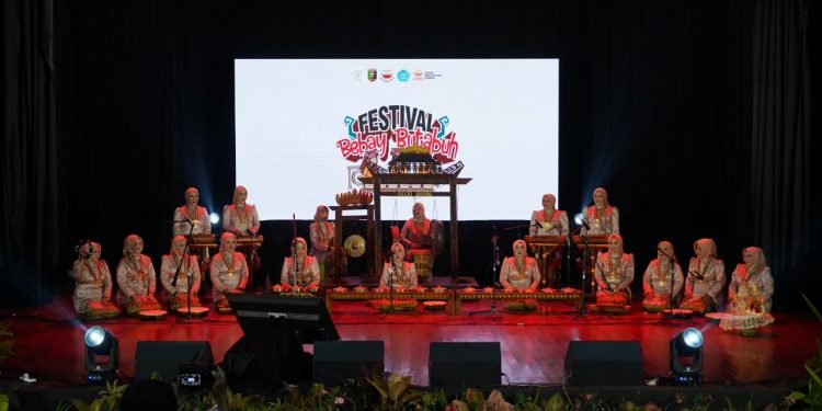 “Bebay Butabuh 2025: Perempuan Lampung Tunjukkan Harmoni Budaya”