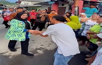 Walikota Eva Sapa Warga Perbatasan: Hadirkan Kehangatan, Bagikan Kursi Roda dan Borong Dagangan