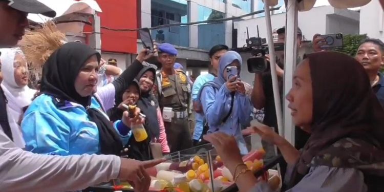 Bunda Eva Borong Produk UMKM di Akhir Pekan