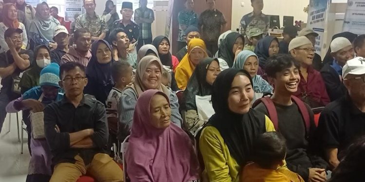 69 Warga Bandar Lampung Sumringah, Terima Bansos Tunai dari Bunda Eva