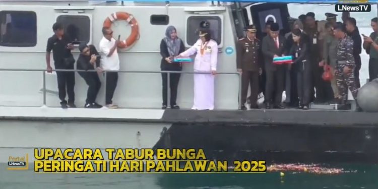 Hari Pahlawan, Walikota Eva Pimpin Tabur Bunga di Laut