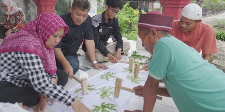 Terobosan Dosen UBL : Latih Alumni ODGJ Ecoprint Teknik Pukul
