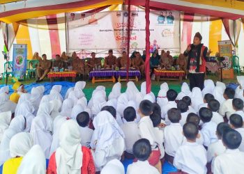 Pendongeng Jarwo Songha Ajak Siswa SDN 5 Krui Konsumsi Makanan Beragam dan Bergizi Seimbang