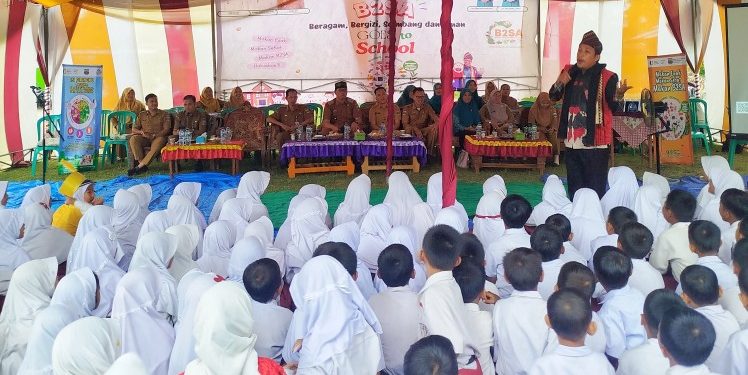 Pendongeng Jarwo Songha Ajak Siswa SDN 5 Krui Konsumsi Makanan Beragam dan Bergizi Seimbang