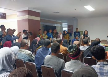 Walikota Eva Salurkan Bantuan untuk 74 Korban Bencana
