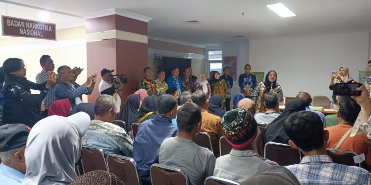 Walikota Eva Salurkan Bantuan untuk 74 Korban Bencana