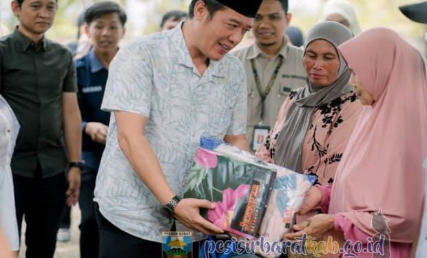 Bupati Pesibar Serahkan Bansos ATENSI untuk 120 Warga Rentan
