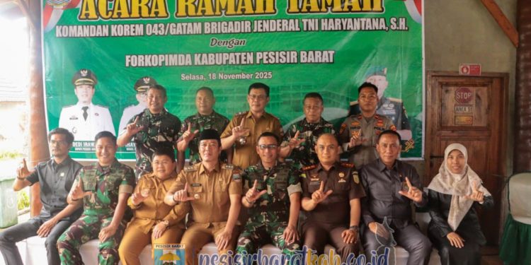 Bupati–Wabup Pesibar Sambut Danrem 043/Gatam di Negeri Ratu Tenumbang