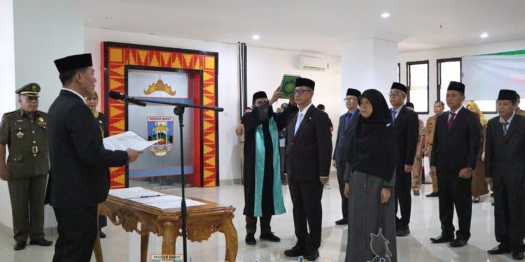 Bupati Dedi Irawan Lantik Tujuh Pejabat Pratama Pesibar