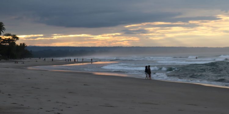 Pantai Mandiri Pesisir Barat, Satu Lokasi Dua Pesona Matahari