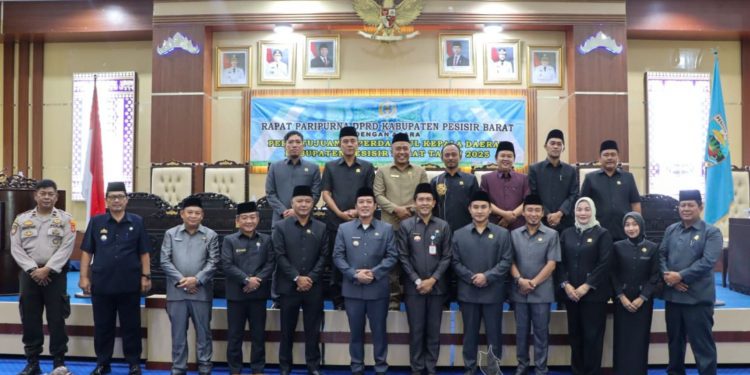 Bupati Pesibar Hadiri Paripurna Persetujuan Tiga Ranperda Strategis