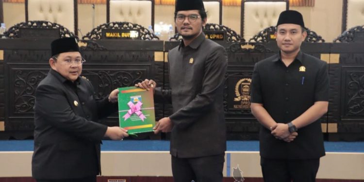 Wabup Pesibar Sampaikan Nota APBD 2026 di Paripurna DPRD