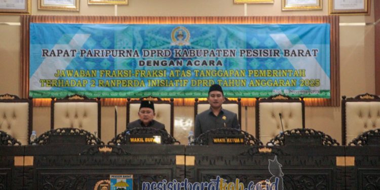 Wabup Pesisir Barat Hadiri Paripurna Ranperda Inisiatif, Fraksi DPRD Sampaikan Sejumlah Catatan Penting