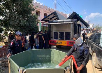 Polri Salurkan Air Bersih bagi Warga Terdampak Banjir di Nagan Raya