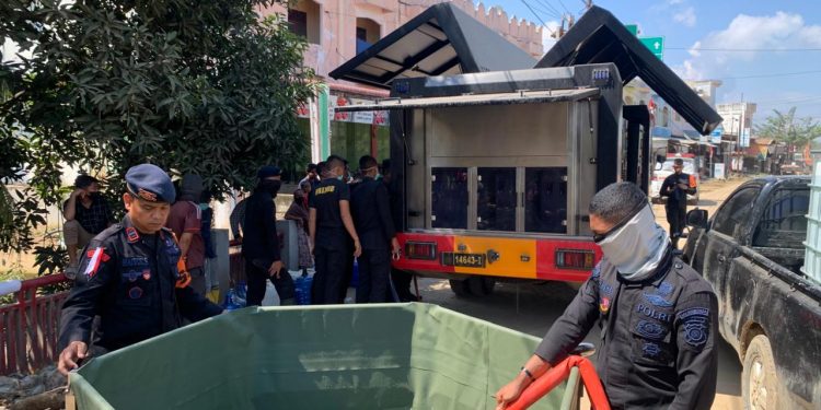 Polri Salurkan Air Bersih bagi Warga Terdampak Banjir di Nagan Raya