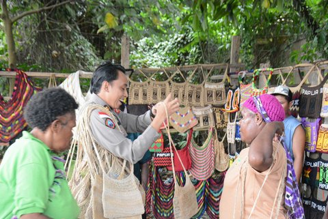 Ops Damai Cartenz Borong Produk Lokal Papua di Timika