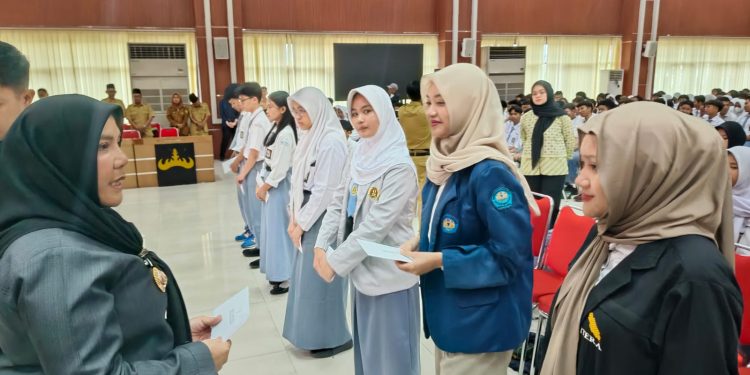 Pemkot Bandar Lampung Serahkan Beasiswa untuk 6.346 Pelajar dan Mahasiswa