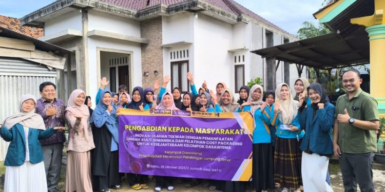 Tim PkM UM Metro Latih Warga Desa Sidodadi Membuat Tekwan dari Limbah Kulit Semangka