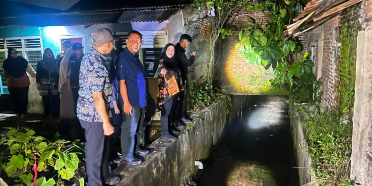 Menyusuri Sungai dan Gang Sempit, Walikota Eva Pastikan Warga Aman dari Banjir