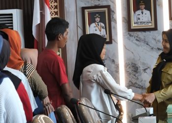 Walikota Eva Dwiana Berangkatkan Ibu Korban Meninggal Umrah