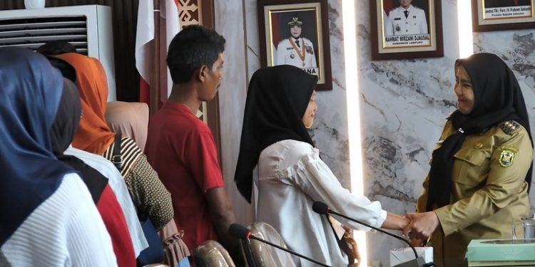 Walikota Eva Dwiana Berangkatkan Ibu Korban Meninggal Umrah