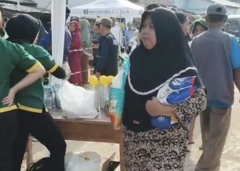 Antre Sejak Pagi, Warga Bumi Waras Serbu Pasar Murah Ramadan