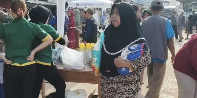 Antre Sejak Pagi, Warga Bumi Waras Serbu Pasar Murah Ramadan