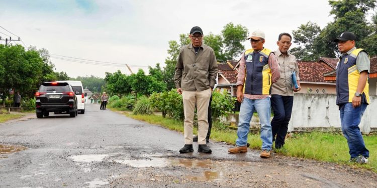 Jelang Mudik, Mirza Tinjau dan Tambal Jalan Pesawaran