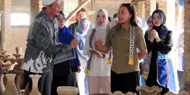 Zita Anjani Borong 50 Guci, ERRI ART Natar Disiapkan Jadi Wisata Gerabah