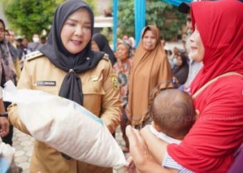 500 Warga Rajabasa Terima Bantuan Beras dari Pemkot dan Baznas
