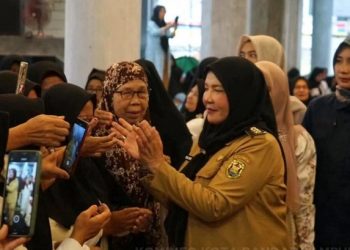 Safari Ramadan di Sukarame, Eva Dwiana Salurkan Bantuan Rp100 Juta