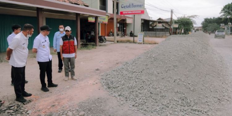 Mirza Tinjau Jalan Rusak Tubaba, Drainase Jadi Sorotan