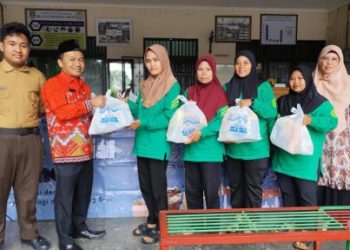SMP Al Kautsar Bagikan 405 Paket Sembako Ramadan