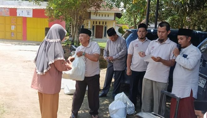 UAZ Al Kautsar Salurkan Zakat Profesi dan Zakat Fitrah