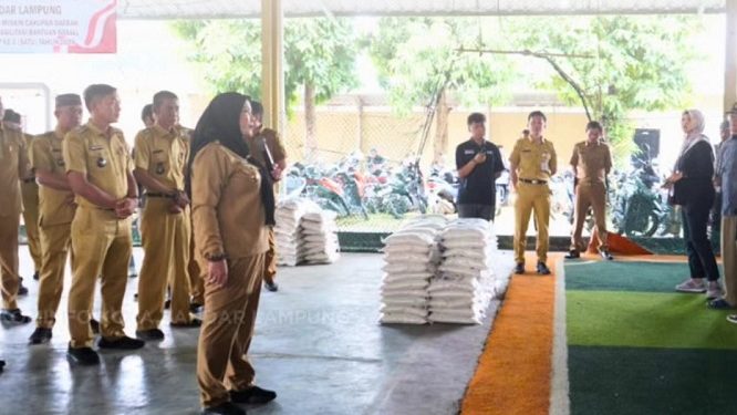 Bunda Eva Salurkan Bantuan Beras, Warga Teluk Betung Barat Terbantu