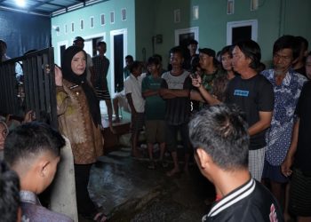 Banjir Terjang Bandar Lampung, Wali Kota Eva Dwiana Salurkan Bantuan Darurat ke Warga