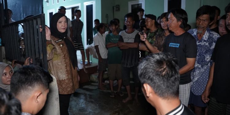 Banjir Terjang Bandar Lampung, Wali Kota Eva Dwiana Salurkan Bantuan Darurat ke Warga