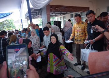 438 KK Korban Banjir Sukarame Terima Bantuan Rp1 Juta dan Beras dari Pemkot