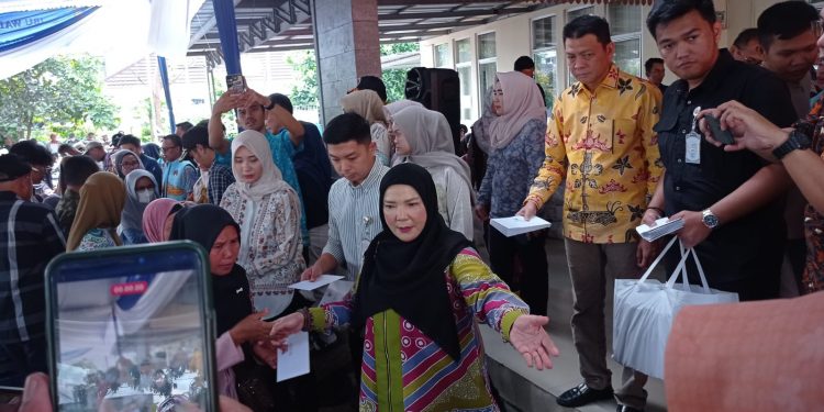 438 KK Korban Banjir Sukarame Terima Bantuan Rp1 Juta dan Beras dari Pemkot