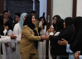 Safari Ramadan, Eva Dwiana  Beri Bantuan Rp.100 Juta Untuk Masjid Al-Hikmah