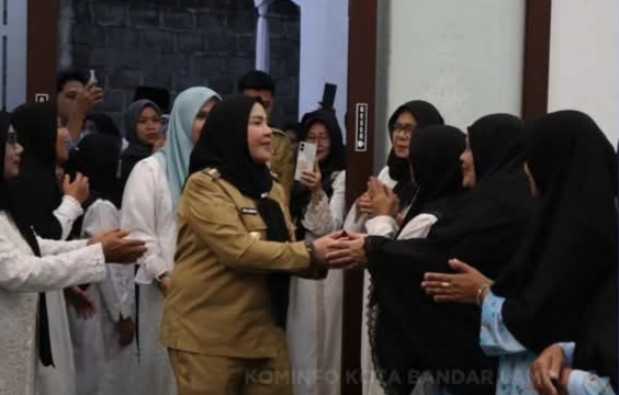 Safari Ramadan, Eva Dwiana Beri Bantuan Rp.100 Juta Untuk Masjid Al-Hikmah