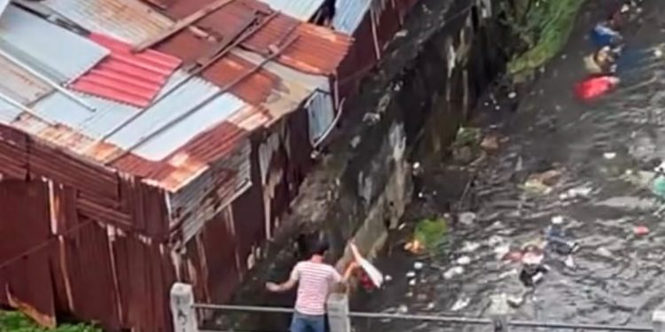 DLH Bandar Lampung Kejar Pelaku Buang Sampah ke Sungai yang Viral