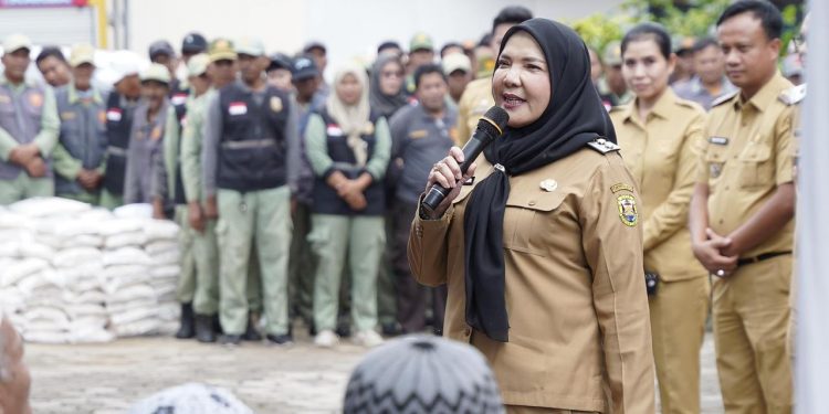 Jelang Lebaran, Eva Dwiana Salurkan Bantuan Beras untuk Warga