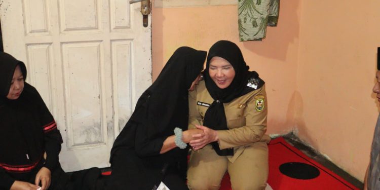 Tragedi Sungai Balok, Eva Dwiana Temui Keluarga Bocah Korban Tenggelam