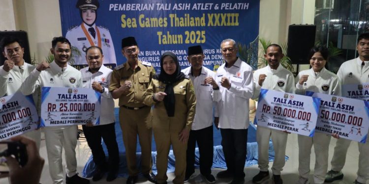 Wali Kota Eva Dwiana Berikan Bonus Atlet SEA Games Asal Bandar Lampung