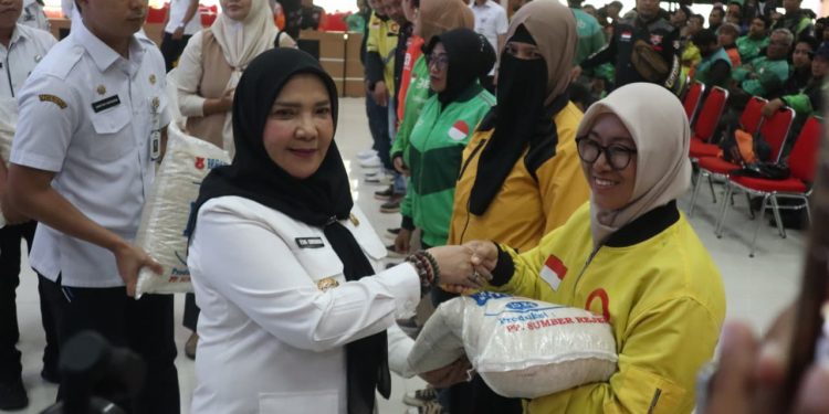 Berkah Ramadan untuk Para Pejuang Jalanan: Ojol Bandar Lampung Terima Beras dan Harapan Baru