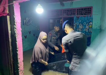 Banjir Terjang Bandar Lampung, Brimob Sigap Evakuasi Warga