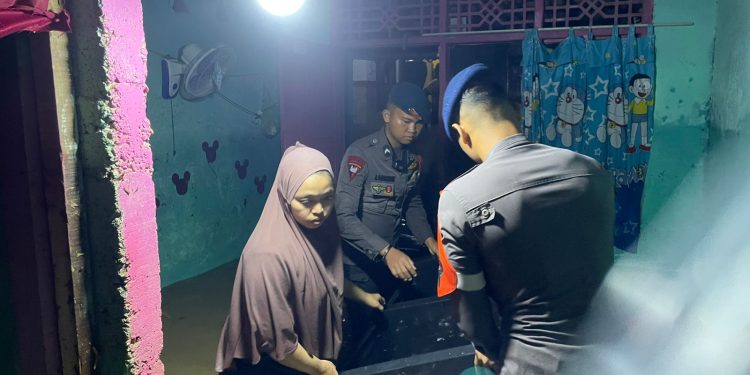 Banjir Terjang Bandar Lampung, Brimob Sigap Evakuasi Warga